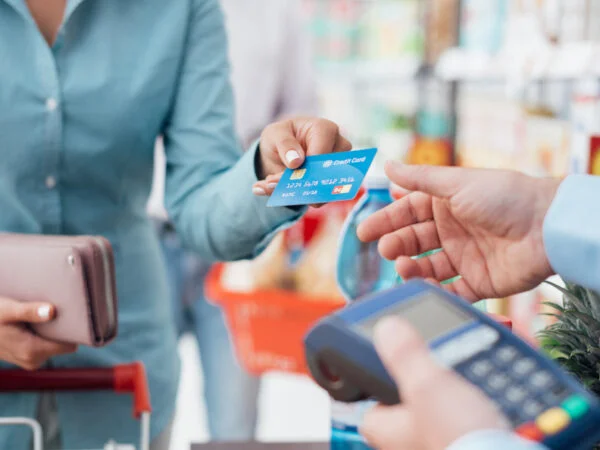 ما هي بطاقة السفر الائتمانية؟ what is a travel credit card