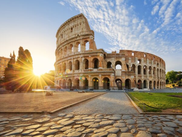 Colosseum in Rome and morning sun, Italy دول شنغن الأكثر زيارة في أوروبا - إيطاليا