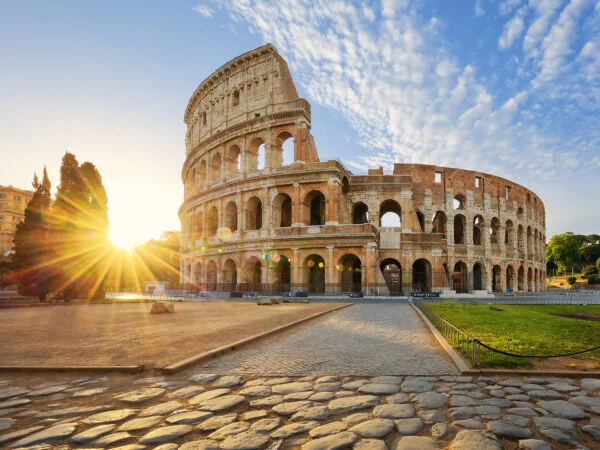 Colosseum in Rome and morning sun, Italy دول شنغن الأكثر زيارة في أوروبا - إيطاليا