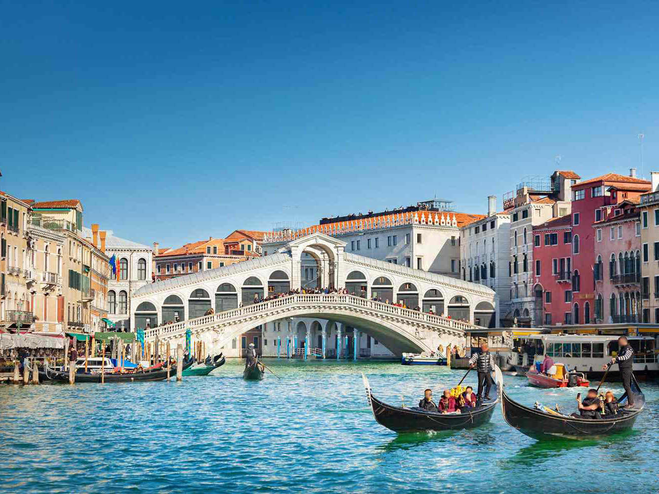 أشهر المعالم السياحية في إيطاليا - ركوب الجندول عبر قنوات البندقية