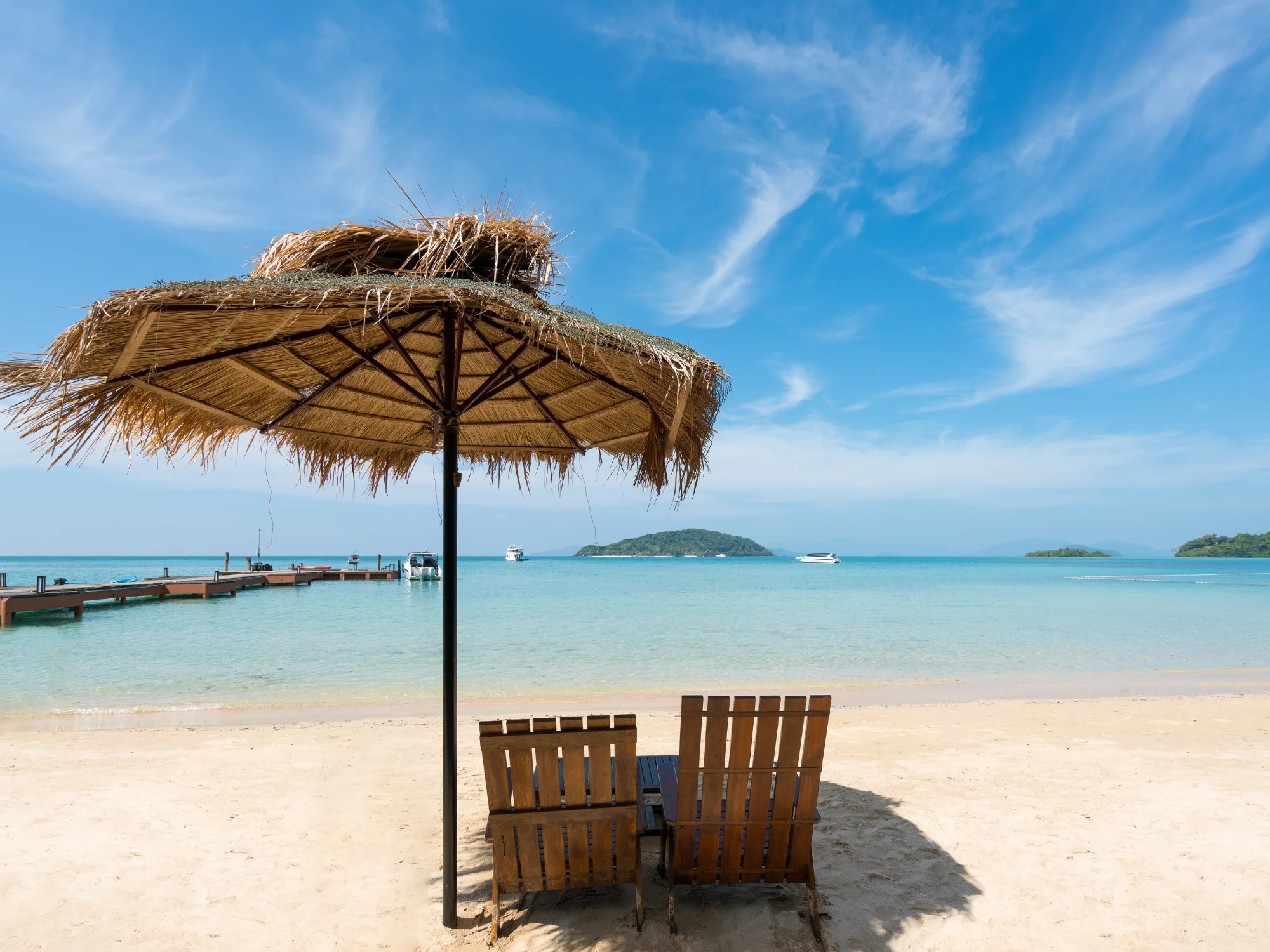Relax on the beaches of Phuket افضل الانشطة في تايلاند