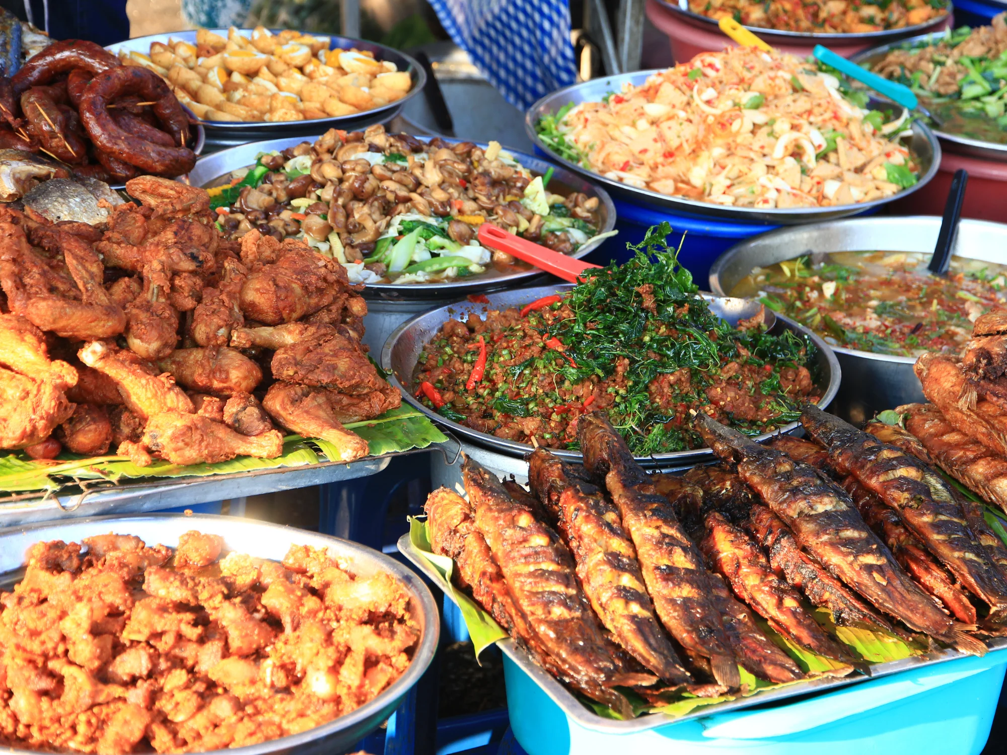Sample street food in Chiang Mai افضل الانشطة في تايلاند