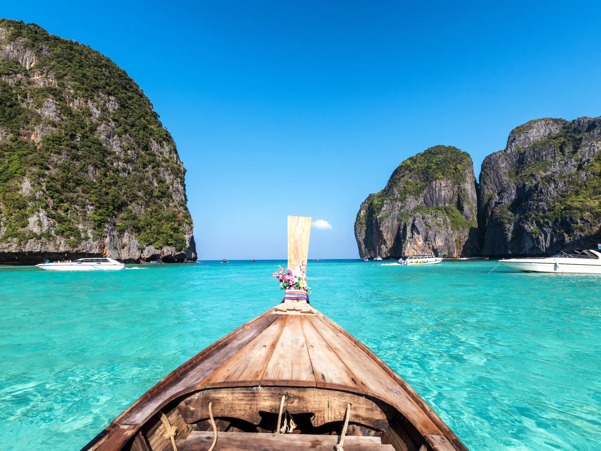 Take a boat trip to Phi Phi Islands افضل الانشطة في تايلاند
