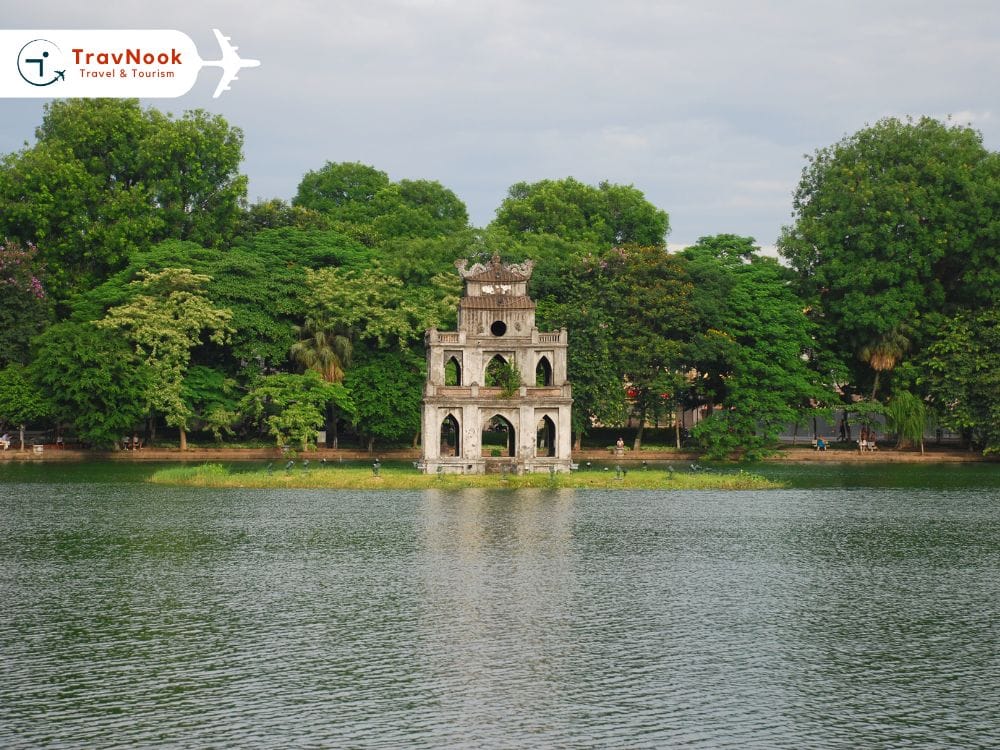 Hoan Kiem Lake بحيرة السيف المستعاد ومعبد نغوك سون (Hoan Kiem Lake)